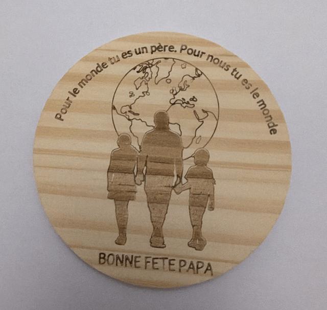 Cadeau fête des pères: "Pour le monde tu es un père. Pour nous tu es le monde" (dessous verre ou magnet)